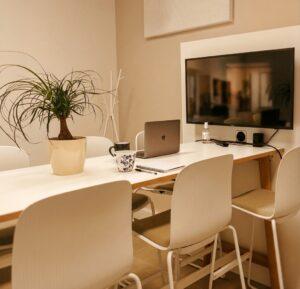 Petite salle de réunion configurée pour les entretiens individuels