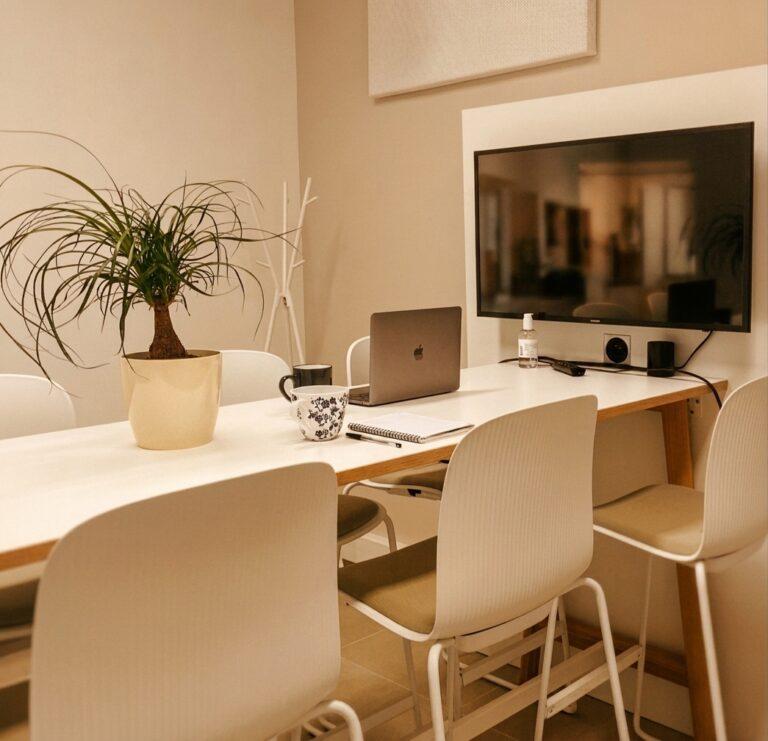Petite salle de réunion configurée pour les entretiens individuels